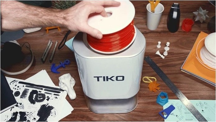 Imagem mostra Tiko sendo realimentada de filamento pl?stico para impress?o (Foto: Divulga??o/Tiko3D)