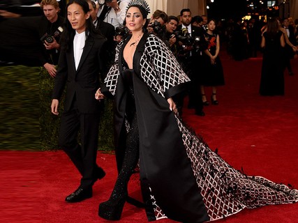 Lady Gaga chegou acompanhada do designer responsável pelo seu look, Alexander Wang
