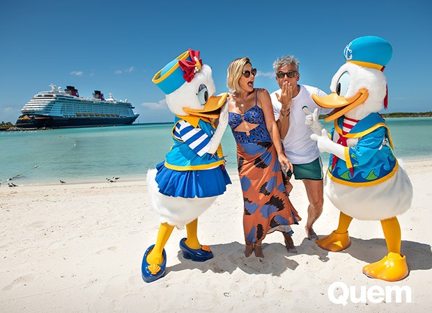 Flávia Alessandra e Otaviano Costa encontram Margarida e Pato Donald na ilha da Disney (Foto: Harrison Cooney)