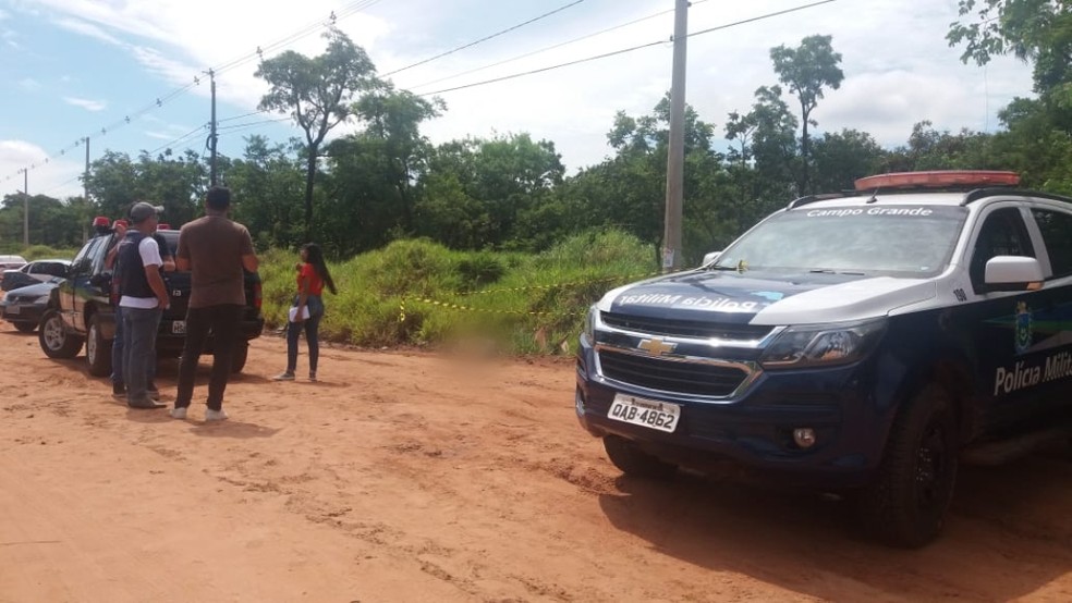 Segundo a polícia, o homem tem um ferimento na cabeça. — Foto: Flávio Dias/G1MS