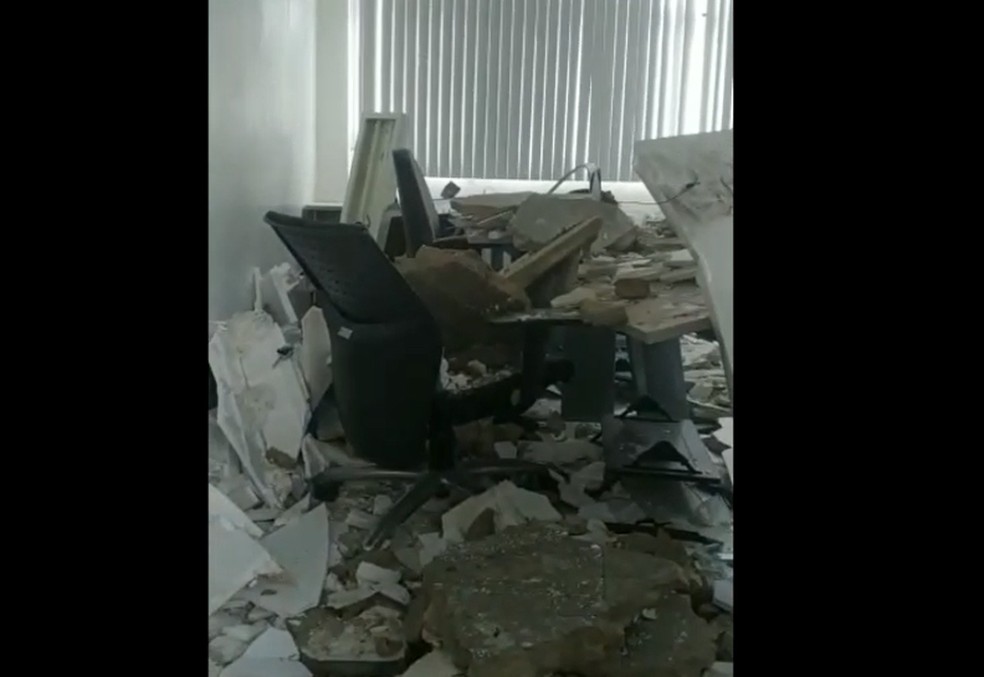 Pedaços caíram em cima de uma mesa na sala — Foto: Divulgação