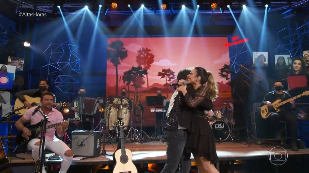 Zezé Di Camargo e Wanessa se abraçam após cantarem juntos no 'Altas Horas' — Foto: Globo