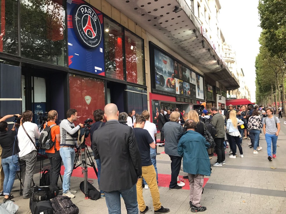 Fila para a venda camisa de Neymar no PSG (Foto: Mariana Becker)