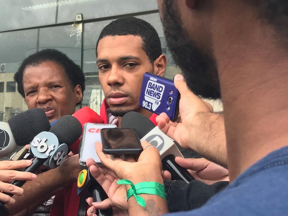 Augusto de Oliveira Gomes, pai de Ketellen, foi ao IML reconhecer o corpo da filha  — Foto: Alba Valéria Mendonça / G1