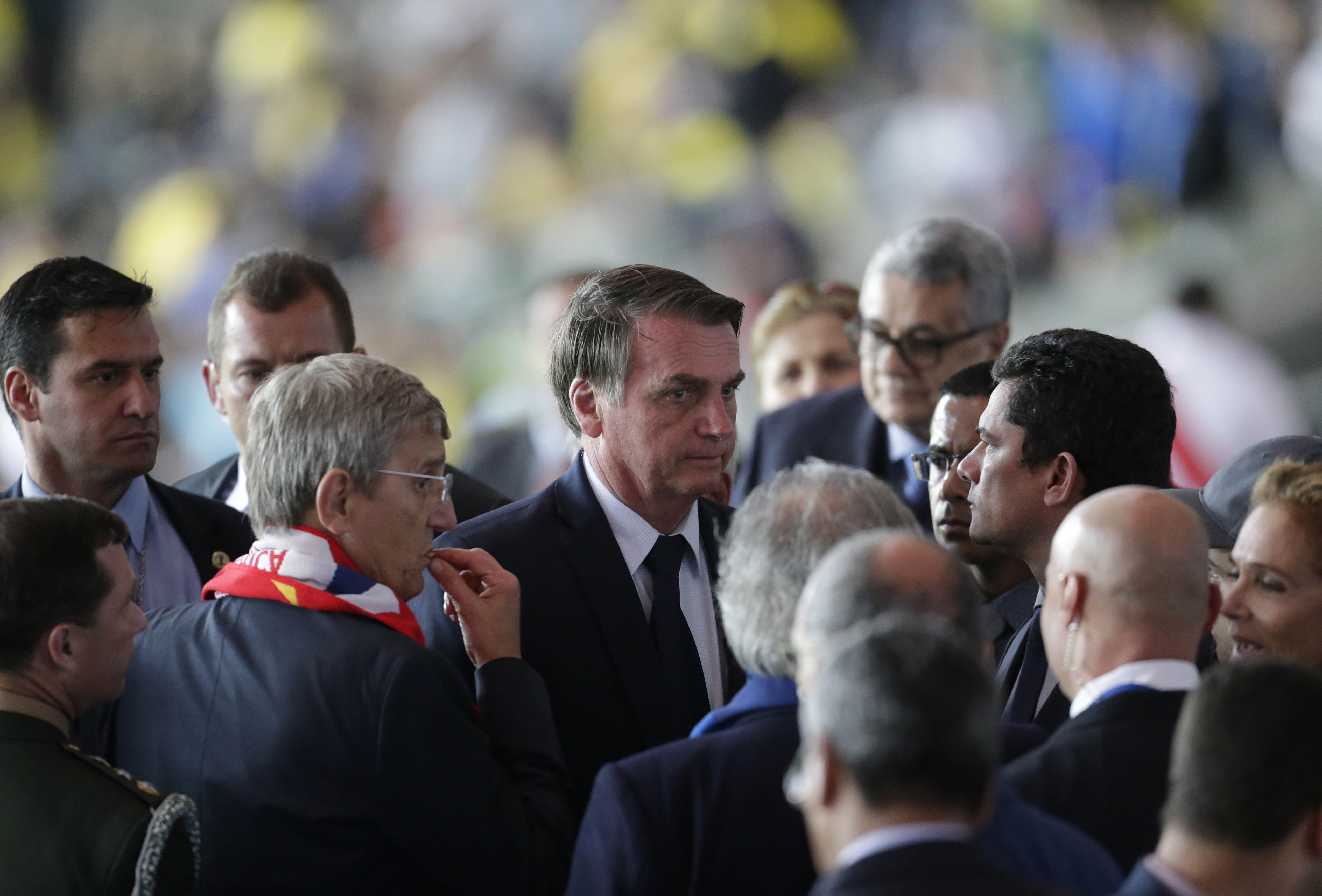 Bolsonaro foi vaiado ao entrar e deixar o gramado