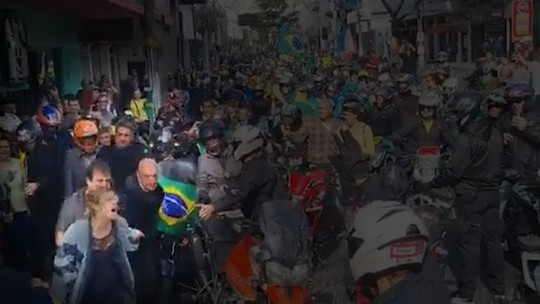 Mulher chama Bolsonaro de corrupto e é retirada de motociata em Juiz de Fora; veja vídeo