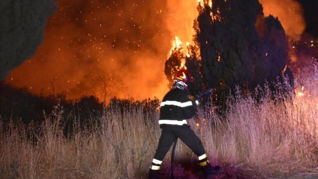 BBC Onda de calor do Mediterrâneo levou à propagação de incêndios florestais em todo sul da Itália (Foto: Reuters via BBC)