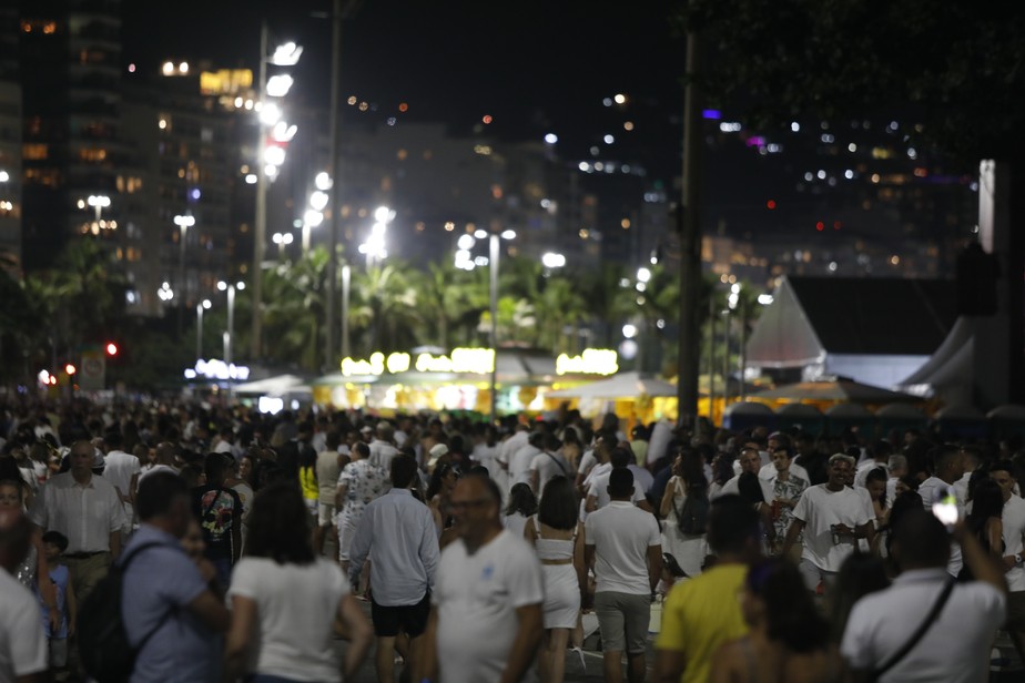 Multidão lota praia de Copacabana no réveillon 2023