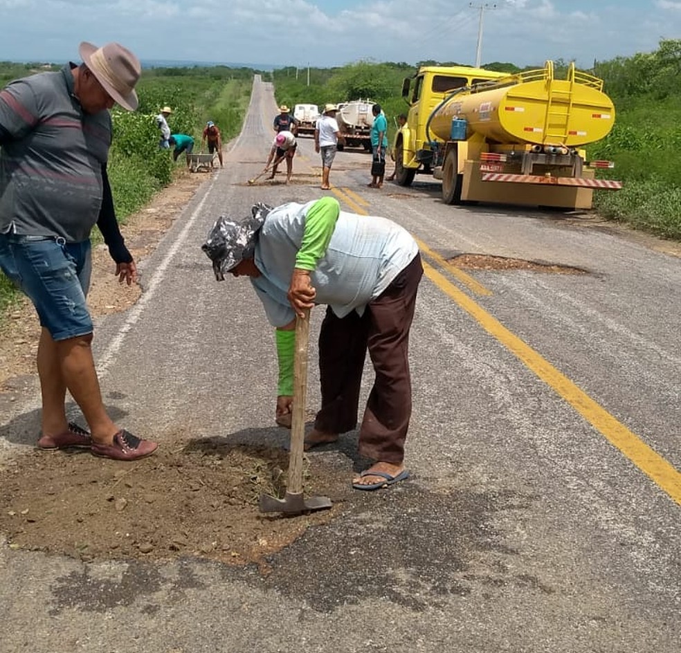De acordo com os pipeiros, os caminhões atendem 78 localidades e os buracos atrasam a entrega da água.  — Foto: José Bezerra