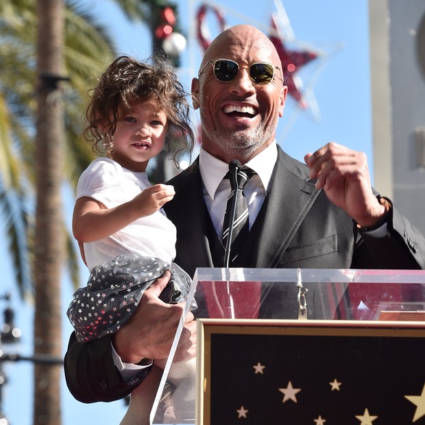 The Rock e sua pequena Jasmine durante a apresentação de sua estrela da Calçada da Fama de Hollywood (Foto: Getty Images)