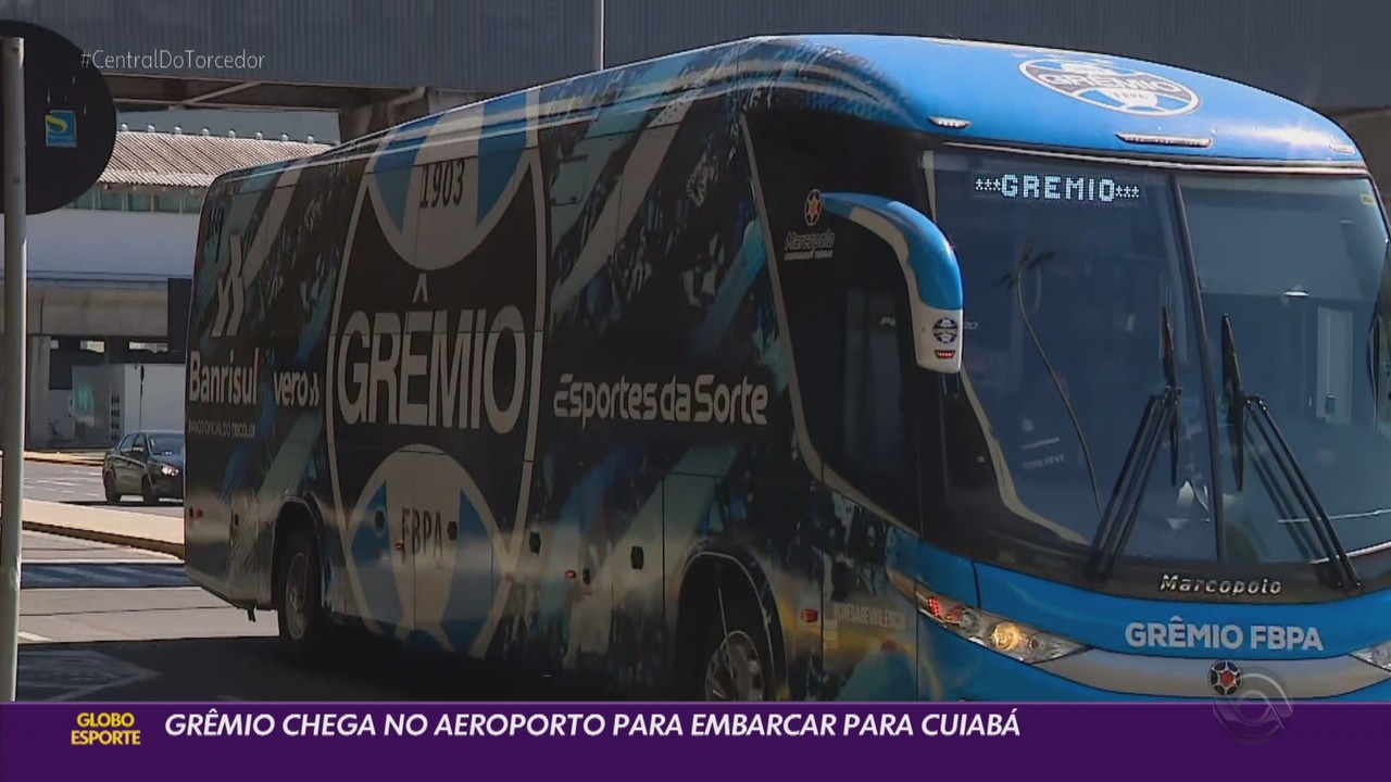 Grêmio chega no aeroporto para embarcar para Cuiabá