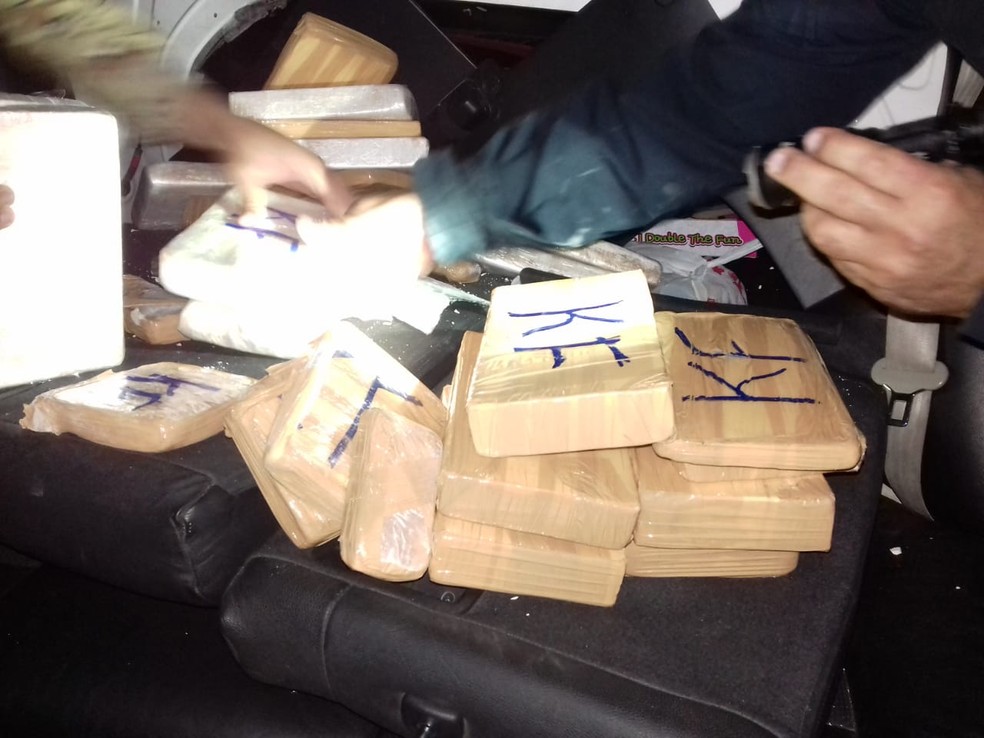 Cocaína foi encontrada no bagageiro superior do veículo — Foto: Polícia Rodoviária Federal (PRF)