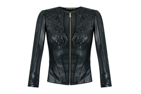 13.04: uma jaqueta preta (mas nada básica) para arrematar o look desta noite. Que tal este modelo da Versace?