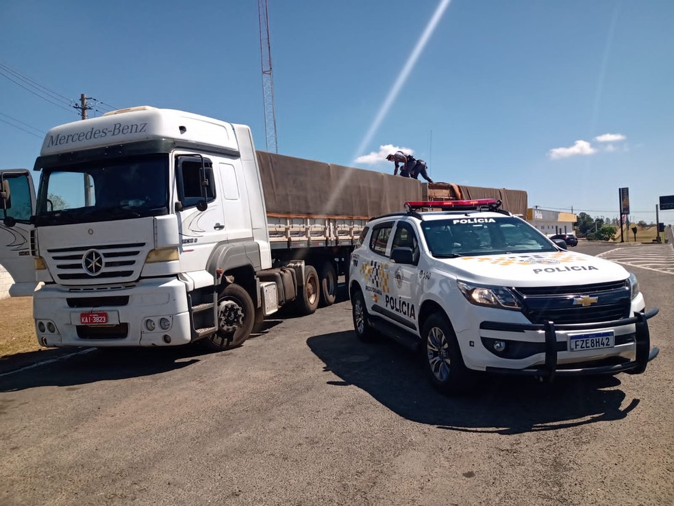 Cigarros apreendidos em Botucatu (SP) foram encontrados dentro do compartimento de cargas de um caminhão — Foto: Polícia Rodoviária/ Divulgação