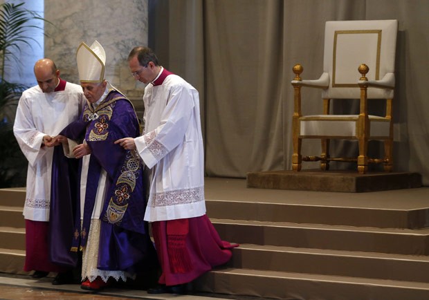 O Papa Bento XVI é acompanhado durante a Missa de Quarta de Cinzas, no Vaticano (Foto: Reuters)