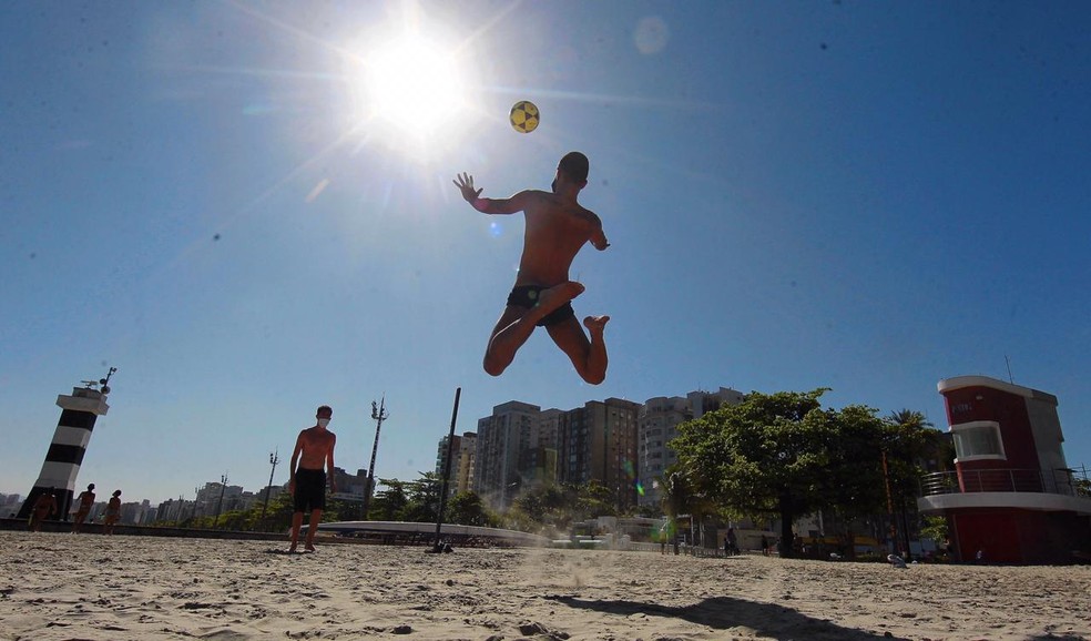 Santos autoriza retomada de esportes coletivos em quadras, campos e praias — Foto: Matheus Tagé/A Tribuna Jornal