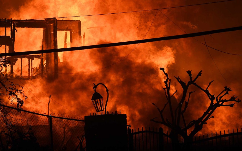 Casa ao longo da Pacific Coast Highway, em Malibu, é destruída pelo fogo — Foto: Robyn Beck / AFP