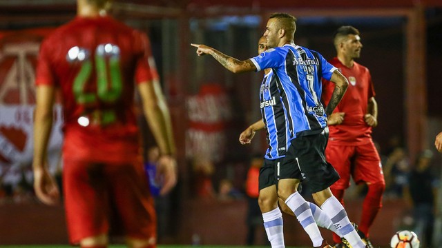 Com um a mais desde 1º tempo, Grêmio empata com Independiente na Recopa