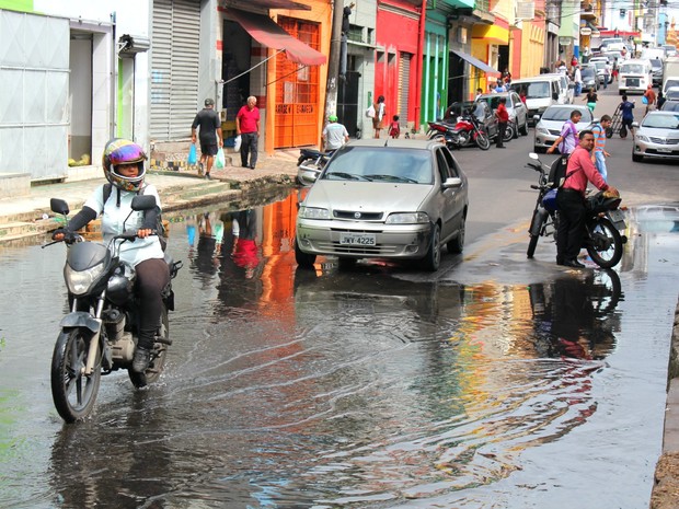 Água já invade Rua dos Barés, no Centro da capital (Foto: Luis Henrique Oliveira/G1 AM)