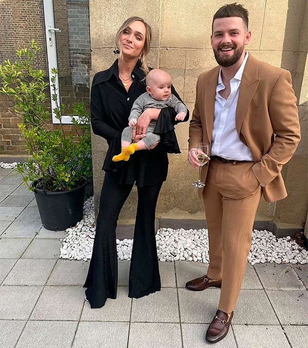 Danielle Hampson, Tom Mann e o filho Bowie (Foto: reprodução instagram)