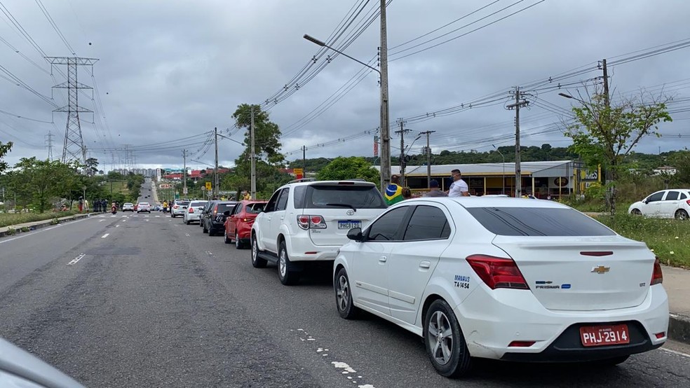 Motoristas realizaram carreata em Manaus na manhã deste domingo (18) — Foto: Carolina Diniz/G1AM