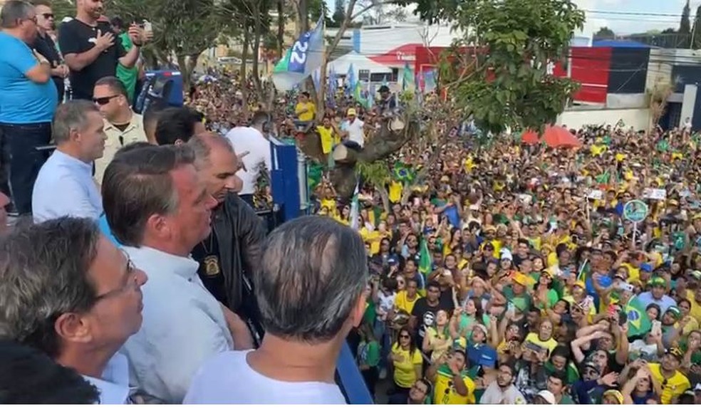 Candidato do PL à reeleição, Jair Bolsonaro, participa de marcha para Jesus neste sábado (17) em Garanhuns, Pernambuco.  — Foto: Joab Alves/g1