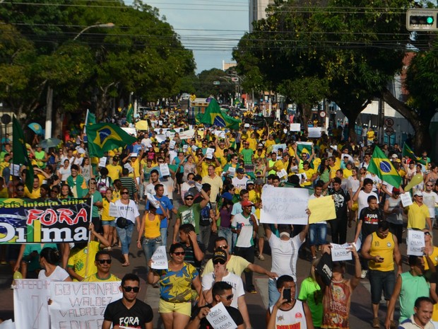 Manifestação começou na Avenida FAB, no Centro de Macapá (Foto: Abinoan Santiago/G1)