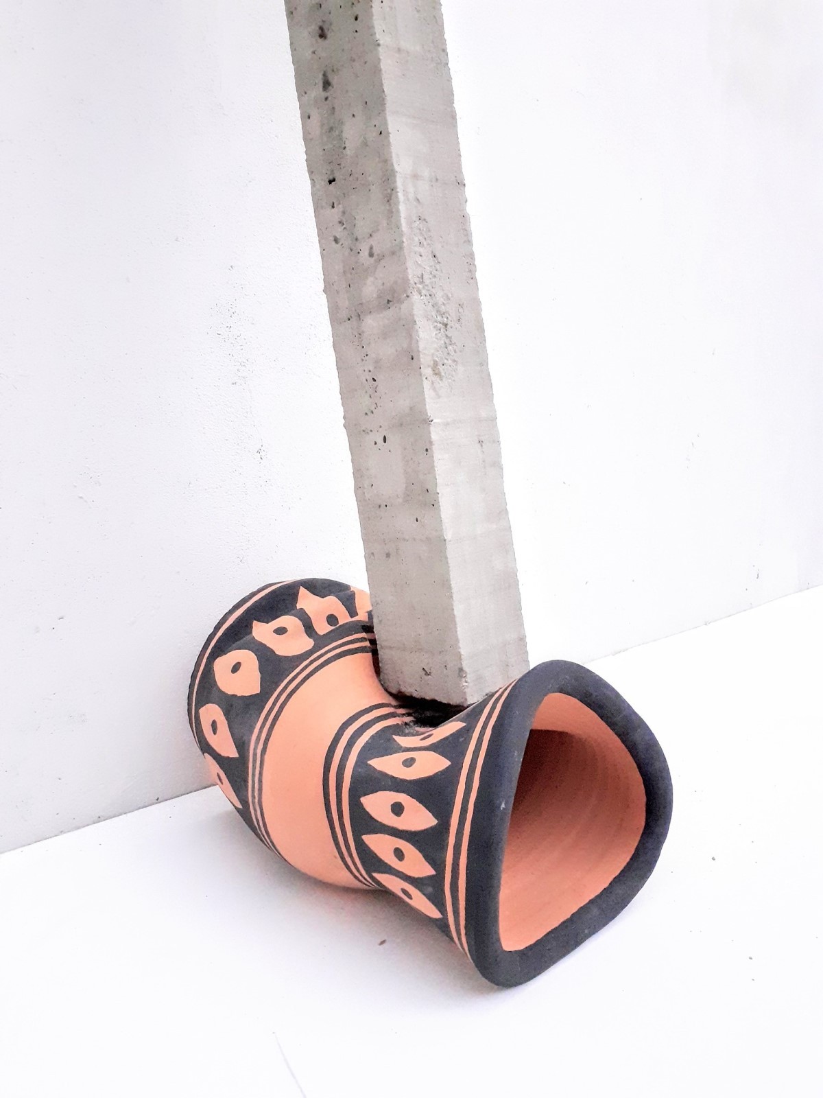 Artista explora concreto, cerâmica, saco de cimento, jenipapo, carvão e livros em suas artes (Foto: Andrey Guaianá Zignnatto / Divulgação )