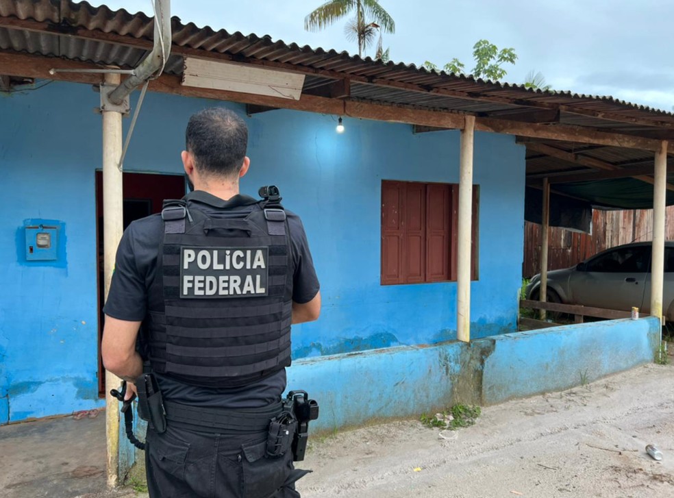 Policial federal em operação contra migração ilegal e tráfico de drogas no Amapá — Foto: PF/Divulgação