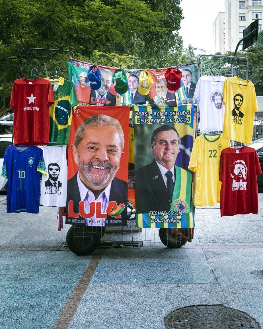 Venda de camisetas e bonés dos candidatos Lula e Bolsonaro no Largo do Machado, no Rio
