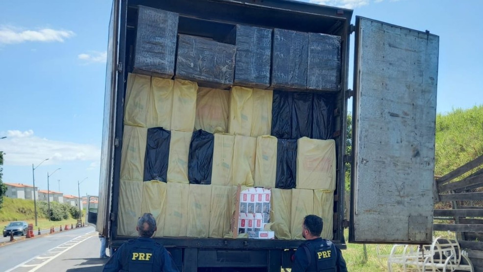 Cerca de 800 caixas de cigarros vindas do Paraguai são apreendidas na BR-153 em Ribeirão do Sul — Foto: Polícia Rodoviária Federal/Divulgação