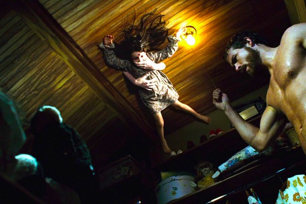 O ator Ryan Reynolds dentro da casa mal-assombrada de Horror em Amityville (2005) (Foto: Reprodução)