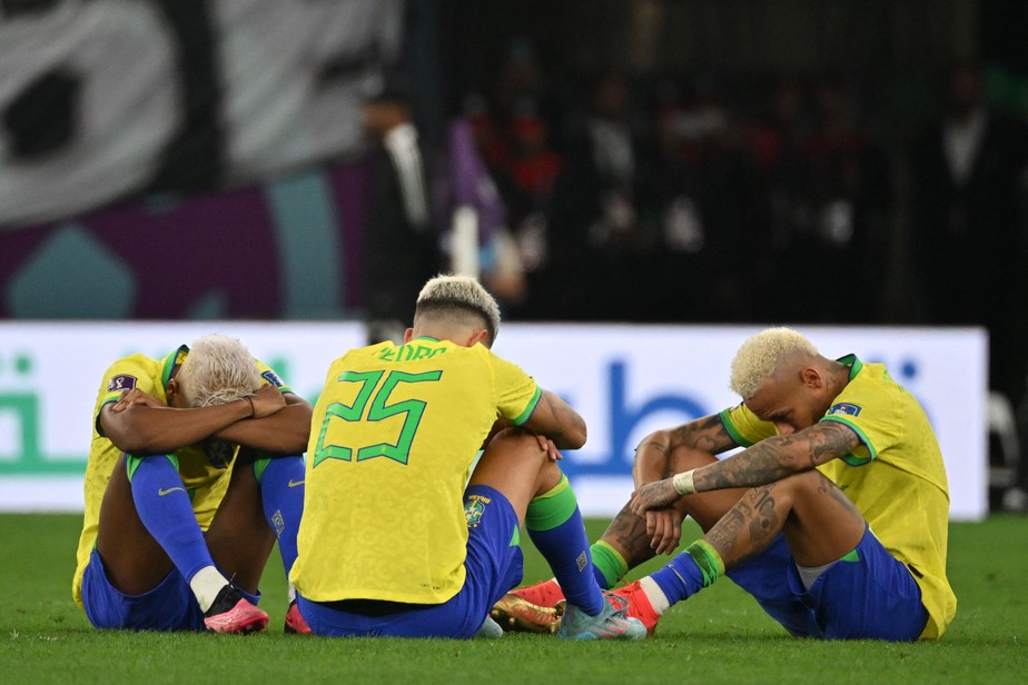 Jogadores brasileiros ficaram desolados após verem interrompido o sonho do hexa
