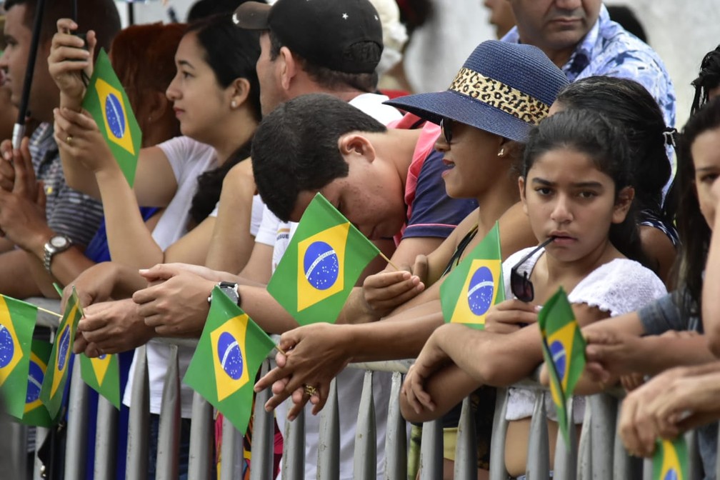 Desfile de 7 de Setembro reuniu vÃ¡rias pessoas nos arredores da PraÃ§a CÃ­vica de Natal â€” Foto: Pedro Vitorino