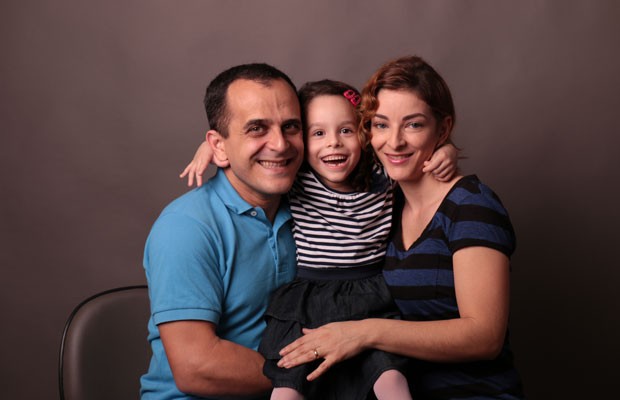 Carlos Edmar Pereira, criador do Livox, ao lado da esposa Aline e da filha Clara, que possui paralisia cerebral e foi inspiração para o aplicativo. (Foto: Divulgação/Livox)