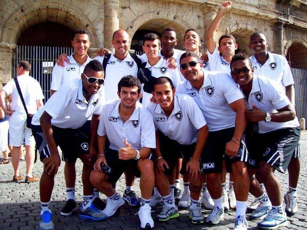 Vitinho na base do Botafogo, ao lado de jogadores como SassÃ¡, GIlberto e Jadson, que tambÃ©m vingaram no futebol â Foto: Arquivo pessoal