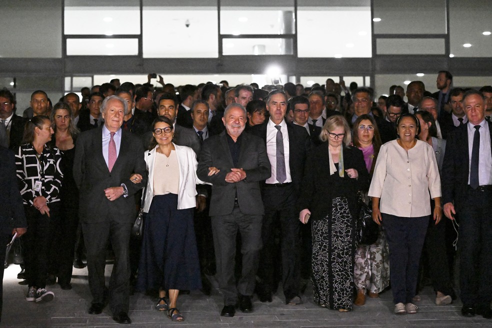 Lula, ministros do STF, a primeira-dama e governadores descem a rampa do Palácio do Planalto, nesta segunda-feira (9) após reunião — Foto: Mauro Pimentel/AFP