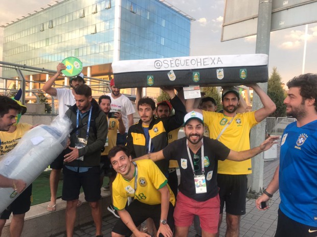 Torcedores levam colchão para Marcelo (Foto: Divulgação)