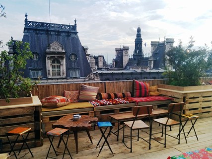 ROOFTOP FASHIONISTA // Para a top Chris Hermann, o Le Perchoir, bar-restô em terraço no Marais, é o lugar ideal para um happy hour com os amigos, além de ser “perfeito para drinques ao pôr do sol”. (14 Rue Crespin du Gast, 75011)
