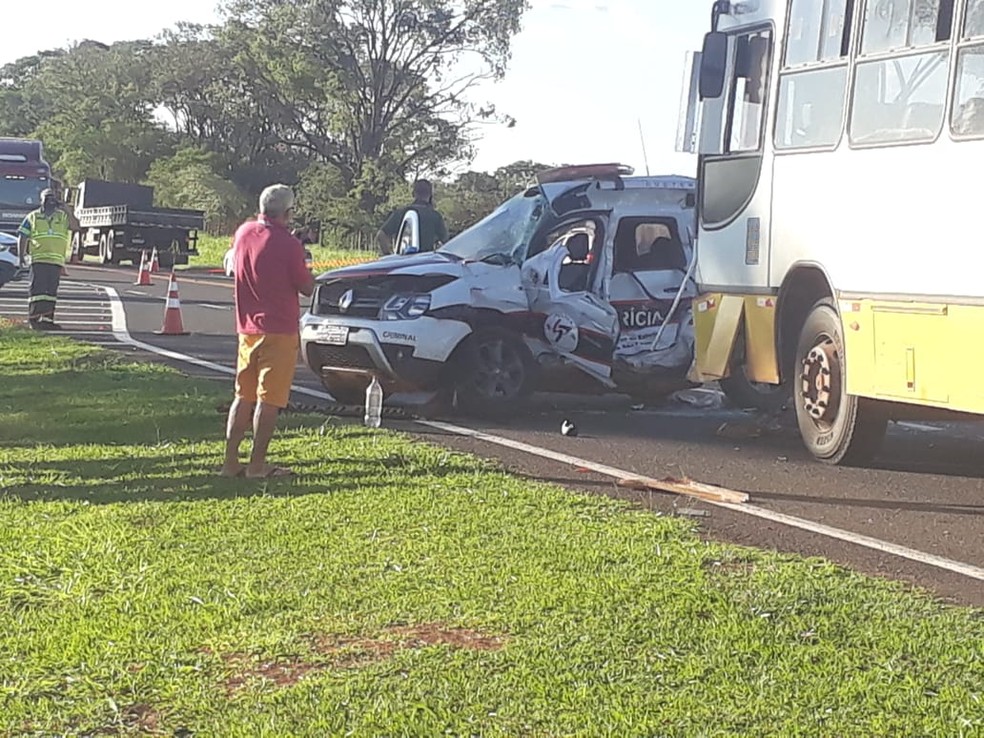 Colisão entre ônibus e viatura matou policial científica em Martinópolis (SP) — Foto: Célio Pereira