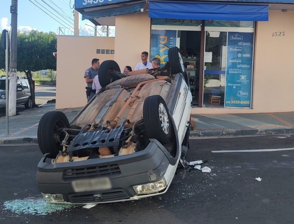 Carro com criança dentro capota após acidente no centro de Marília — Foto: Marília Notícia/Divulgação