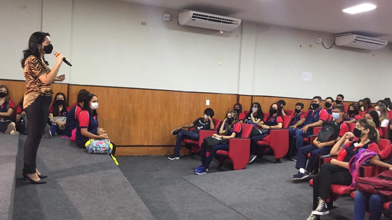 Escolas estaduais retomam aulas nesta segunda (14) em meio a negociação sobre piso salarial dos professores no RN