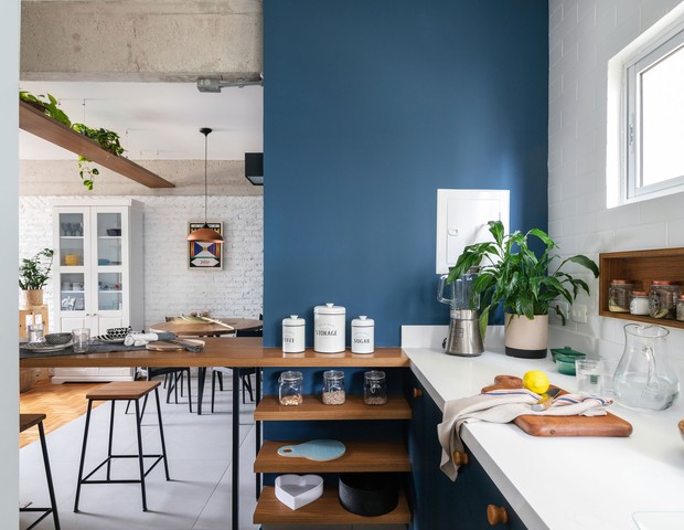 Apartamento de 75 m² é renovado com espaços integrados e marcenaria azul (Foto: Maura Mello)