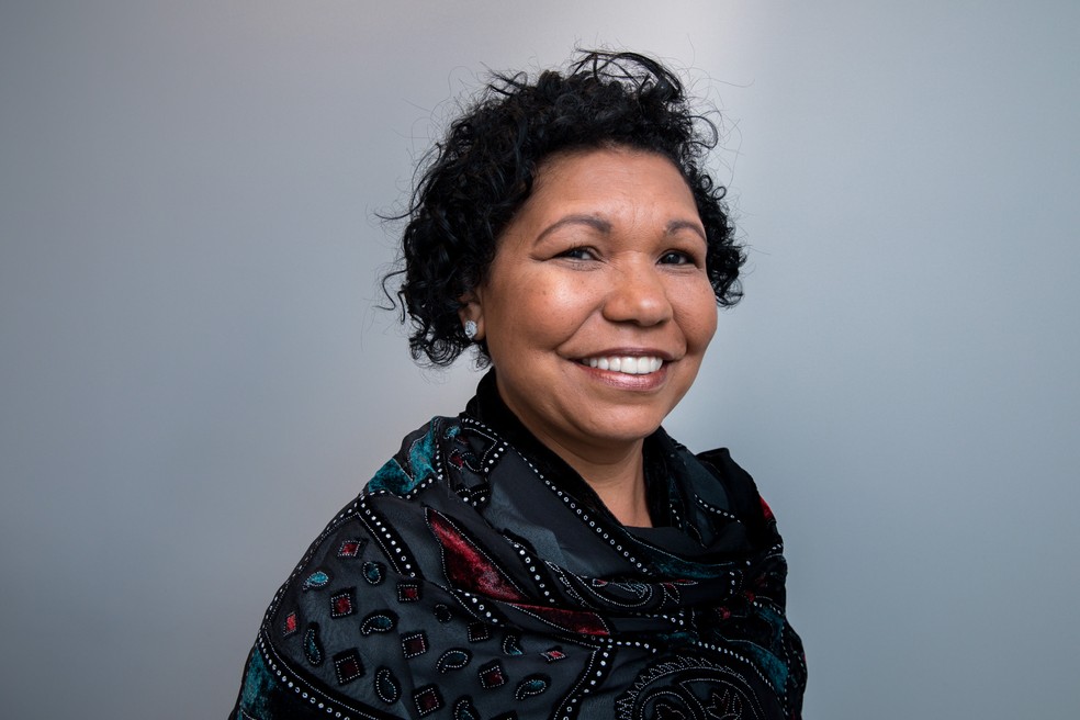 Vera Lúcia, candidata do PSTU à Presidência, posa para foto antes de conceder entrevista ao G1 e à CBN no estúdio da rádio, em São Paulo — Foto: Marcelo Brandt/G1