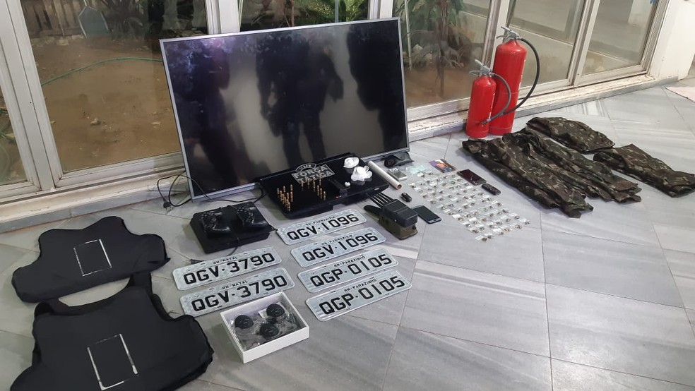 Coletes Ã  prova de balas, placas de carros, videogame, televisÃ£o, porÃ§Ãµes de drogas e roupas camufladas apreendidas pela PM â€” Foto: SÃ©rgio Henrique Santos/Inter TV Cabugi