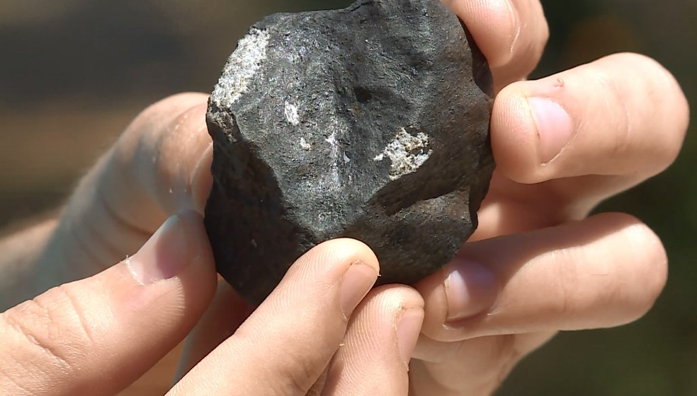 Fragmento encontrado em Santa Filomena , Pernambuco, aps chuva de meteoritos  Foto: Reproduo/ TV Grande Rio 
