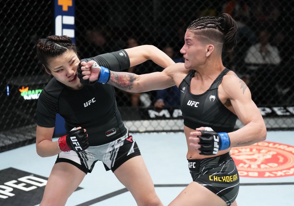 Priscila Pedrita (dir.) acerta um uppercut em Ji Yeon Kim (esq.) no UFC — Foto: Chris Unger/Zuffa LLC/Getty Images