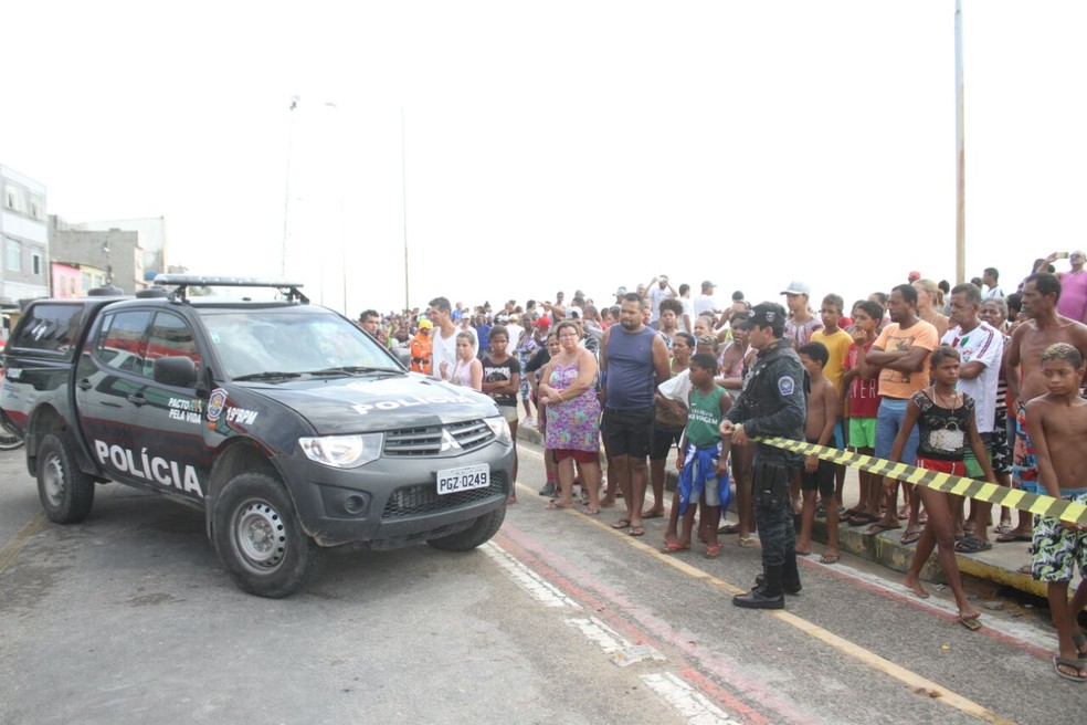 Polícia isolou a área em que Globocop caiu na manhã desta terça (23), na Zona Sul do Recife (Foto: Marlon Costa/Pernambuco Press)