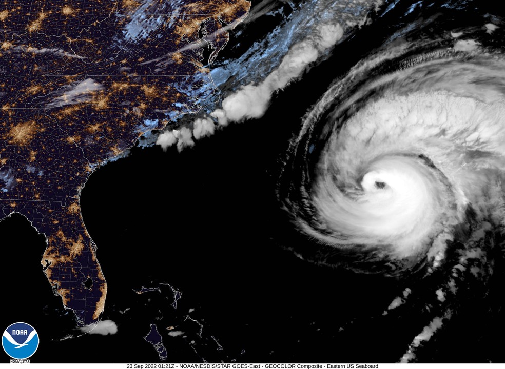 Imagem de satélite mostra a localização do furacão Fiona sobre o Oceano Atlântico na noite do dia 22 de setembro de 2022 — Foto: NOAA via AP