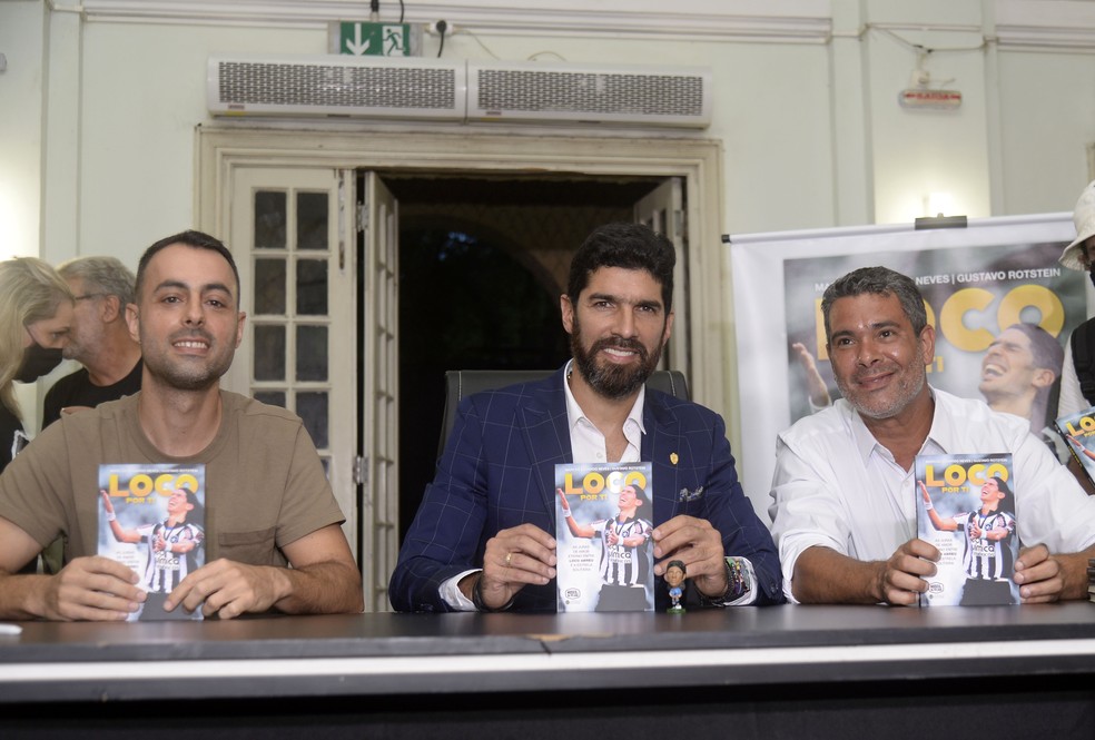 Lançamento do livro sobre a passagem de Loco Abreu pelo Botafogo — Foto: André Durão